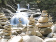 Steintürme vor Wasserfall