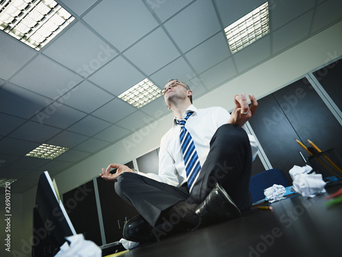 Foto: businessman doing yoga in office businessman doing yoga in office