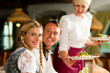 Kellnerin serviert in bayerischem Restaurant