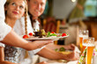 Kellnerin serviert in bayerischem Restaurant