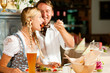Paar in bayerischem Restaurant isst Wurstsalat