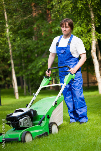 Foto: lawn mower man on the backyard lawn mower man on the backyard