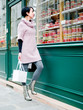 Jeune femme faisant du shopping - regardant une vitrine