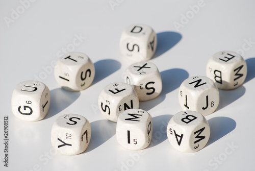Photo: dés blancs sur fond blanc lettres, chiffres et nombres dés blancs sur fond blanc lettres, chiffres et nombres