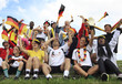 deutsche Fußballfans, jubelnd
