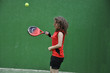 Niña jugando a padel.