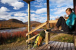Foto: Wanderin macht vor einer Hütte eine Pause Wanderin macht vor einer Hütte eine Pause