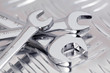 Clés plates chrome sur fond métal