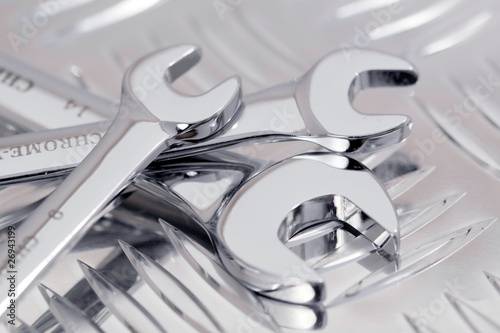Photo: Clés plates chrome sur fond métal Clés plates chrome sur fond métal
