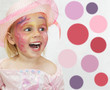 Mädchen feiert Kinder-Karneval