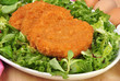 panierte Hühnerfilets auf grünem Salat