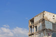 Hausabriss mit blauem Himmel