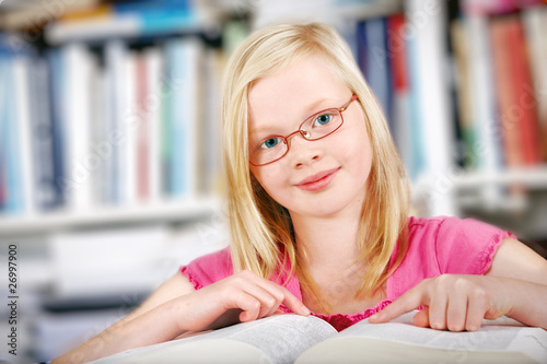 Foto: A cute little blond girl dreaming A cute little blond girl dreaming