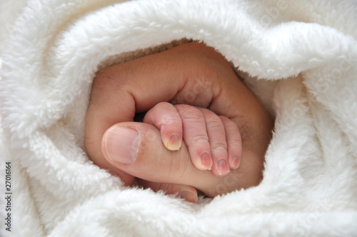 Foto: baby hands holding together baby hands holding together