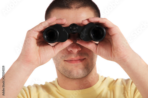 Foto: Junger Mann schaut durch Fernglas Junger Mann schaut durch Fernglas