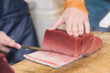 マグロを切る