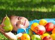 Kind mit Obst