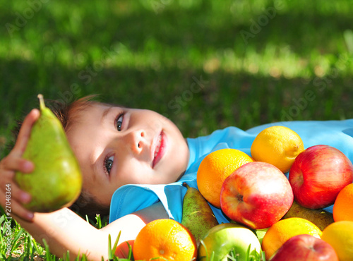 Photo: Kind mit Obst Kind mit Obst