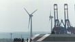 Windkrafträder im Hamburger Hafen im Detail
