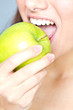 Foto: Apfel beißen Apfel beißen