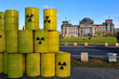 Atomfässer vor dem Reichstagsgebäude