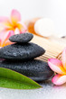 Photo: Concept spa avec galets zen et fleurs de frangipanier Concept spa avec galets zen et fleurs de frangipanier