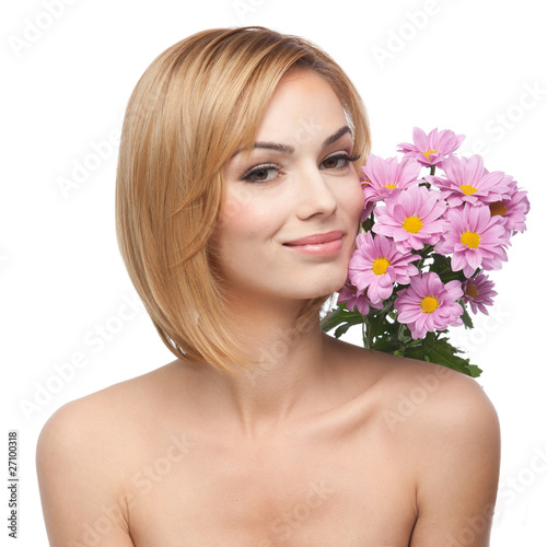Foto: portrait of a young woman with flowers next to her face portrait of a young woman with flowers next to her face