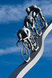 Trois cyclistes plongeant dans une descente, sculpture