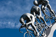 Trois cyclistes dans une descente, élément de sculpture