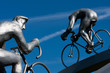 Deux cyclistes en pleine ascension,détail de sculpture Deux cyclistes en pleine ascension,détail de sculpture