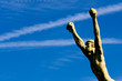 Buste sculpté du vainqueur,bras levés en v,poings serrés Buste sculpté du vainqueur,bras levés en v,poings serrés