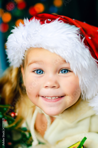 Foto: smiling child in Santa's hat have a Christmas smiling child in Santa's hat have a Christmas