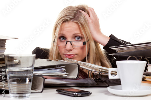 Foto: überlastete frau im büro überlastete frau im büro