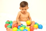 Bébé et ses balles
