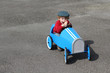 Foto: Junge in seinenem blauen Tretauto Junge in seinenem blauen Tretauto