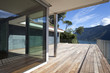 grande terrazza in legno, nessuno in giro