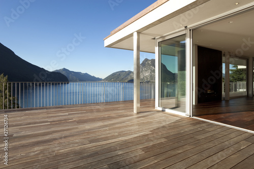 Photo: Terrazza di casa moderna con vista su lago e montagne. Terrazza di casa moderna con vista su lago e montagne.