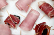 bouchées de pruneaux enroulés de jambon bouchées de pruneaux enroulés de jambon