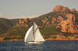 BATEAU ET LE MASSIF DE L'ESTEREL BATEAU ET LE MASSIF DE L'ESTEREL