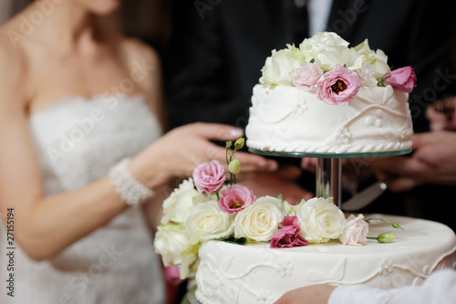 Foto: Bride And Groom Cutting Cake Bride And Groom Cutting Cake