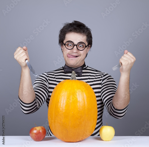 Photo: The young mad men try to eat two apples and pumpkin. The young mad men try to eat two apples and pumpkin.