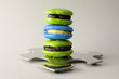 Pile de macarons sur un mirroir