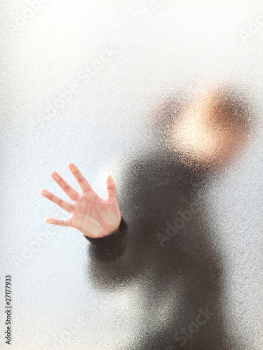 Foto: Silhouette of a girl through frosted glass Silhouette of a girl through frosted glass