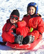 sport d'hiver descente d'enfants joyeux en luge sport d'hiver descente d'enfants joyeux en luge