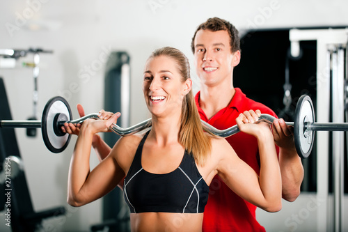Photo: Personal Trainer und Frau im Fitnessstudio Personal Trainer und Frau im Fitnessstudio