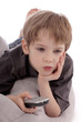 enfant regardant la télévision en zappant enfant regardant la télévision en zappant