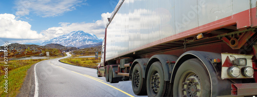 Foto: White truck on a mountain road on a sunny day White truck on a mountain road on a sunny day