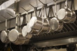 Casseroles dans la cuisine d'un restaurant Casseroles dans la cuisine d'un restaurant