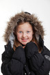 Blondes Mädchen in Daunenjacke