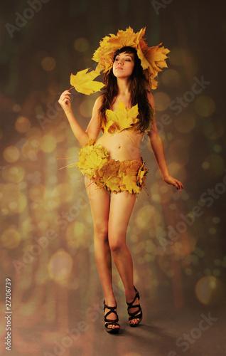 Foto: Girl wearing autumn leaves. Girl wearing autumn leaves.